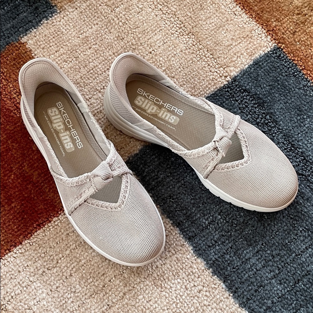 NWOT Women’s Skechers On-the-Go Slip-Ins with Knotted Design